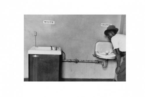 Elliott Erwitt (1950)Kuzey Carolina'da ekilen bu kare rkln boyutunu ortaya koyuyor. Siyahlarla beyazlarn emeleri bile ayr.