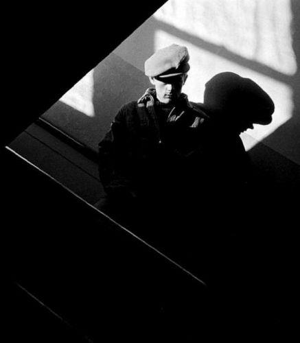 James Dean, 23 yandayken eski okulu Fairmount Lisesinde, Indiana, ABD, 1955