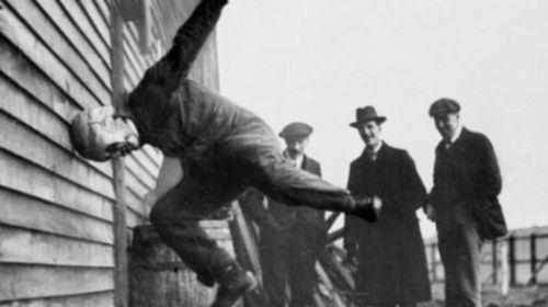 1912 ylnda Amerikan futbolu kasklar test edilirken.