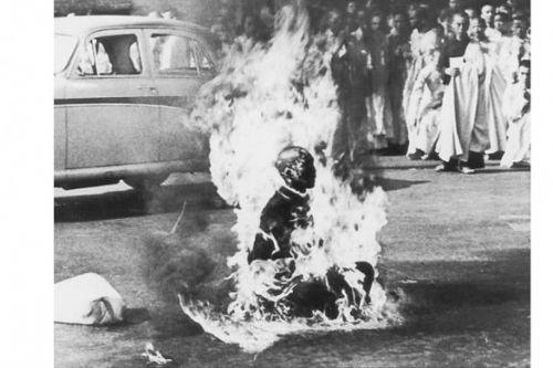 1963 Malcolm W. Browne, ABDBudist rahip Thich Quang Duc, Gney Vietnam Hkmeti'nin din adamlarna eziyet etmesini kendini yakarak protesto ediyor. Rahip yanarak lrken hi ses karmad ve kprdamad .