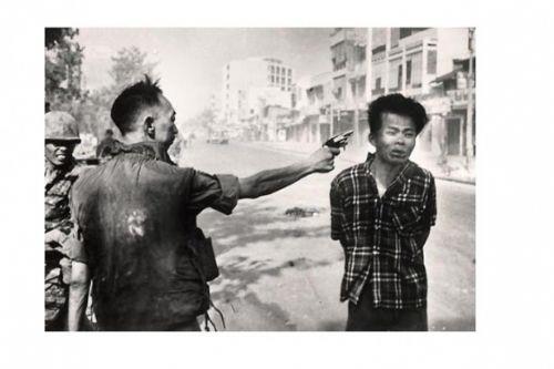 1968 Eddie Adams, ABD 1 ubat 1968. Gney Vietnam Polis efi Nguyen Ngoc Loan, Viet Kong'lu olduundan phelendii genci ldrrken..