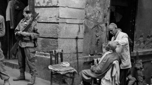 1960 ylnda Cezayir i savanda Fransz askeri, sokakta ayaklanma kacak m diye beklerken.
