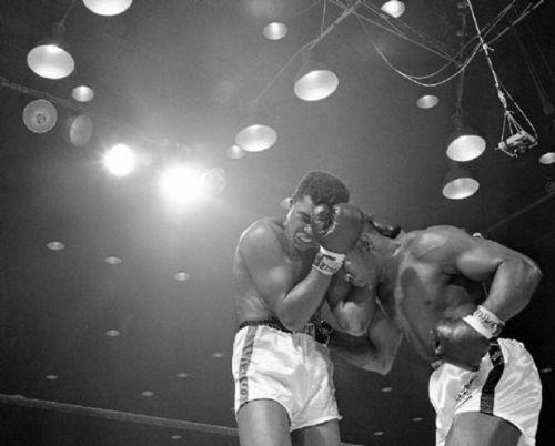 Muhammed Ali, henz 22 yandayken Dnya Ar Sklet nvan manda Sonny Liston ile karlayor, 25 ubat 1964
