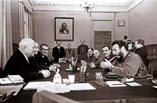 Fidel Castro, mehur purosu ve o yllar stat sembol olmayan 2 Rolex saatiyle Kruev ile toplantda. Kremlin, 1963