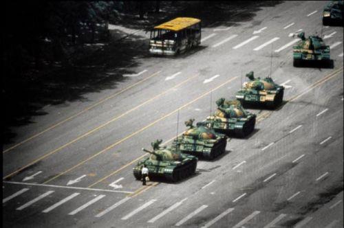 Bu fotoraf, 1989 ylnda Tian&#8217;anmen meydanndaki ayaklanma srasnda in tanklarna kar ayakta duran gen bir inliyi temsil ediyor. Fotorafta Jeff Widener&#8217;in imzas bulunuyor. stlerinin verdii talimata ramen, tank srcs gencin zerine tank srmeyi reddetmiti.