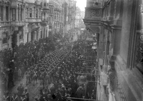 stanbul'un igal altndaki gnlerinden