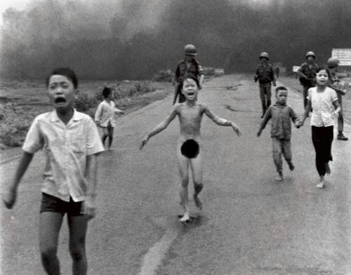 Sava fotoraflarnn en nllerinden biri, Amerikan ordusu tarafndan Vietnam sava srasnda kulland Napalm bombardmanndan kaan kz ocuu Kim Puch&#8217;un fotoraf oldu. 8 Haziran 1972&#8217;de Nick Ut tarafndan ekilen bu fotoraf, yaklm bir kyn sakinlerinin yaad aclar gsteriyor. Fotoraf, Kim Phuc&#8217;un zerindeki kyafetlerin Napalm bombardmannn etkisiyle yok olduu bir srada ekildi. Vcudunda ar yanklarn olutuu gen kz 14 ay boyunca hastanede kald ve 17 kez deri nakli operasyonu geirdi. Bugn Pham Thi Kim Phuc evli ve iki ocuk annesi. Kim Puch Vakf&#8217;nn bandan bulunan Vietnaml kadn, ayn zamanda Unesco bykelisi grevini gryor.