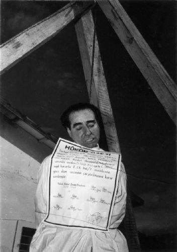 Trkiye'nin seilmi Babakan Adnan Menderes idam edildi (17 Eyll 1961)