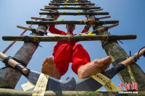 Kimileri yanan kmrlerin zerinden plak ayakla geerken kimileri de satrlardan yaplan merdivene trmanyor.