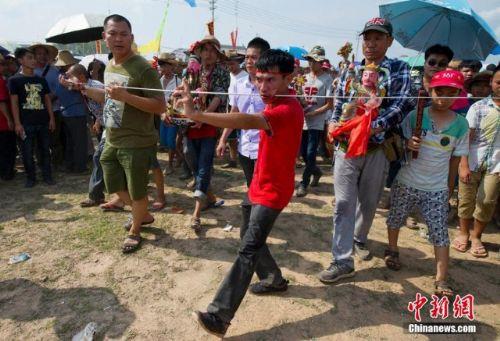 Bunlarn yan sra aslan danslar, opera ve patates yeme gsterileri de yaplmaktadr.