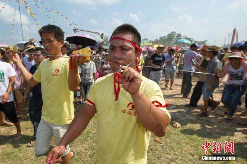 Ama en tehlikelisi de ona yakn kiinin ayn ii yanaklarn delerek geirmesidir.