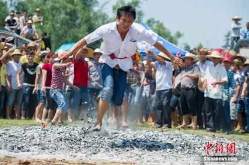 Bu geleneksel kltrel etkinliklerin bazlar olduka tehlikeli ve sert oluyor.