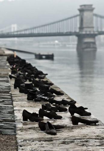 Tuna Kysndaki Ayakkablar ( Shoes On The Danube Bank ) &#8211; Budapete