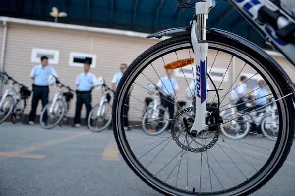 Bisikletli Polis Timleri, eitim aldklar Eyp'teki stanbul Emniyet Mdrl nleyici Hizmetler ube Mdrl'nde basna tantld. Eitim alan 30 polisten 25'i bisikletlerine binerek, Hali boyuncu tur att. Timler, sahilde, temsili bakl saldrya mdahalede bulundu.