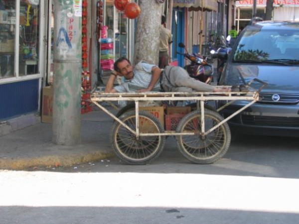 En az itibarllar  <br>  En az itibar bulunan mesleklerin banda ise danszlk gelirken, oryantal meslei srasyla, astrolog, seyyar satc, otopark grevlisi, hamal ve amarc meslekleri izledi.