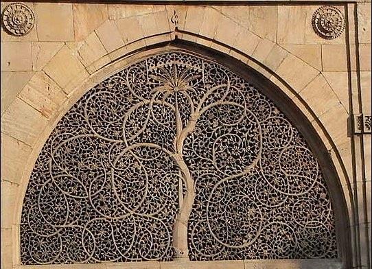 1573 yılında oyma sanatıyla yapılmış Sidi Saiyyed Camii