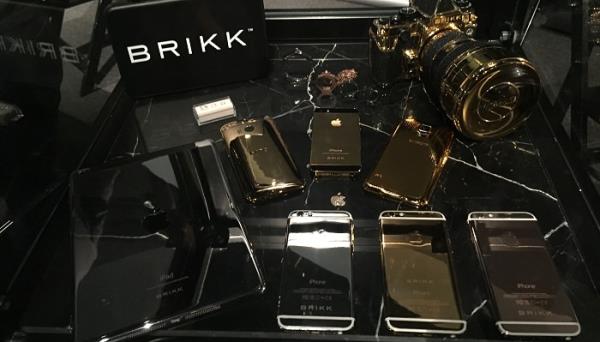 Brikk Titanyum Klf  <br>  Platin, altn, gm ve karbon siyah seenekleri ile Brikk tarafndan tasarlanan bu klfa sahip olmak iin 4430 dolar demeniz gerekiyor. Tek zellik olarak inceliinden sz edilmesinin yan sra Brikk markasn grmenin yettii de belirtiliyor.