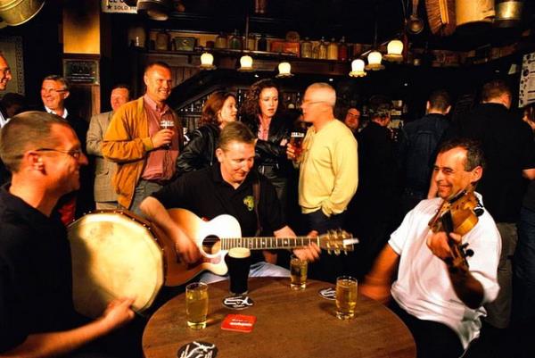 3. rlanda<br>  1872 ylnda karlan ve yer yer mulak ifadelerle bezeli 'Ruhsat Kanunu'na gre, halka ak yerlerde sarho olmak yasa d bir eylem olarak kabul ediliyor. Ve para cezas var. ayet demezseniz, kendinizi bir anda hakim karsnda buluyorsunuz.