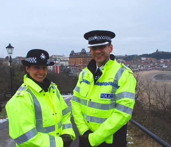 8. spanya<br>  lkenin kuzeyindeki kimi ehirlerde, kalabalk caddelerde alan hayat kadnlarnn, kendi gvenlikleri iin zerilerine fosforlu (kta parlayan) ceketler giymeleri, kanuni bir zorunlulukmu.