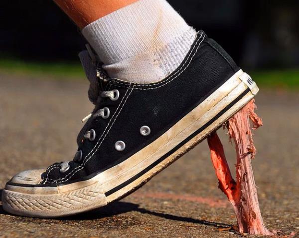 13. Singapur<br>  Singapur'da eer tedavinizin bir paras deilse ve doktorunuz tarafndan reetenize yazlmadysa, sokakta sakz inemeniz, kanuna gre bir su. "Ben anlamam inerim" derseniz, 500 dolara varan para cezalaryla karlamanz kanlmaz olur.