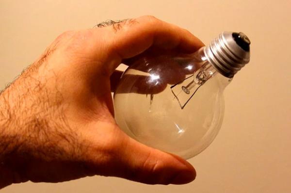 5. Avustralya<br>  Belki inanmayacaksnz ama Avustralya, Viktorya'da patlayan ampulnz karp, yerine yenisini takamyorsunuz. nk kanun var. Burada asl merak ettiimiz, bylesine bir kanunun yrrle girmesine, ne tr bir olayn ya da trajedinin sebep olduudur...