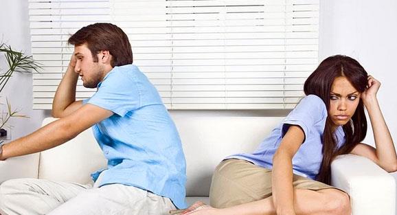 6. Hindistan<br>  Hindistan'da yasak ak yaayan evli bir erkek ve kadn, ayet yakalanrlarsa; olduka farkl muamelelere tabi tutuluyorlar. Bylesi bir durumda yakalanan kadnlar, ellerini kollarn sallaya sallaya durumdan yrtarken; eini aldatan erkekler ise ar ikenceye bile maruz kalabiliyor.