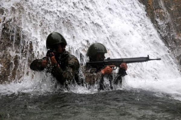 Hi beklemedikleri yerden vurduklar dman kuvvetlerinin ald tm nlemeleri saf d brakan komandolar, girdikleri atmada dman askerlerini etkisiz hale getirdi.