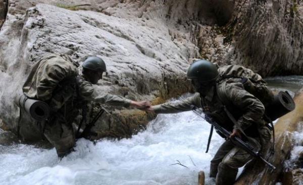 Souk suya hibir koruyucu giysi giymeden giren komandolar, zaman zaman boyunlarna kadar ulaan suyla mcadele etti.