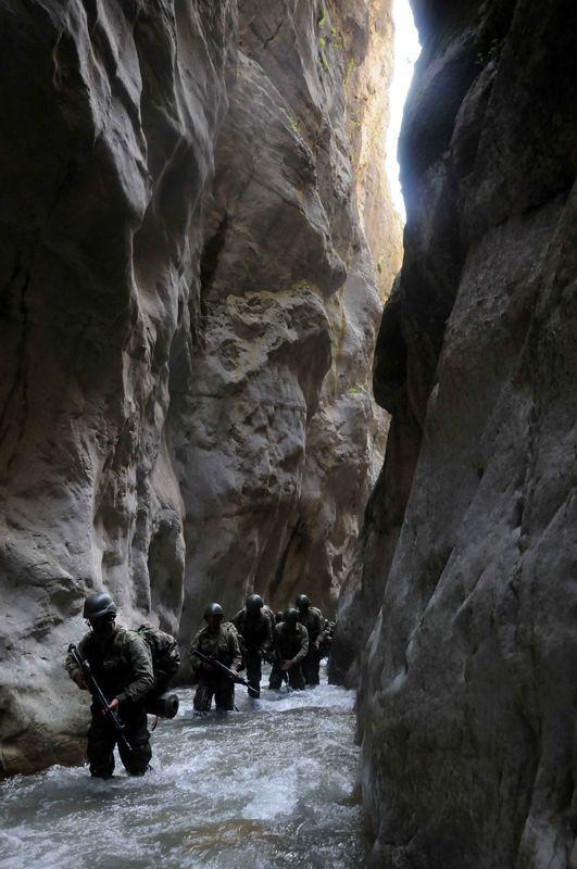 Dnyann en zorlu askeri eitimleri arasnda gsterilen Eirdir Da Komando Okulu ve Eitim Merkez Komutanl'ndaki Komando htisas Kursu'nun ikinci aamas olan "Kara komando harekat"nda komandolar, zor doa koullar ile mcadele ederek hedeflerine ulayor.