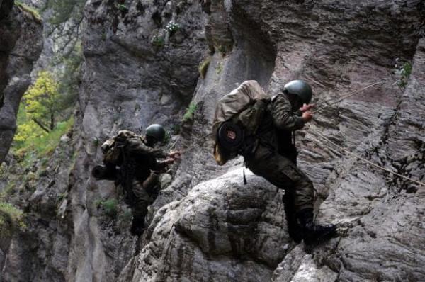 Baskn ncesi kum havuzunda oluturulan maket arazi modelinde son hazrlklarn yapan komandolar, baskn ateiyle harekete geti.