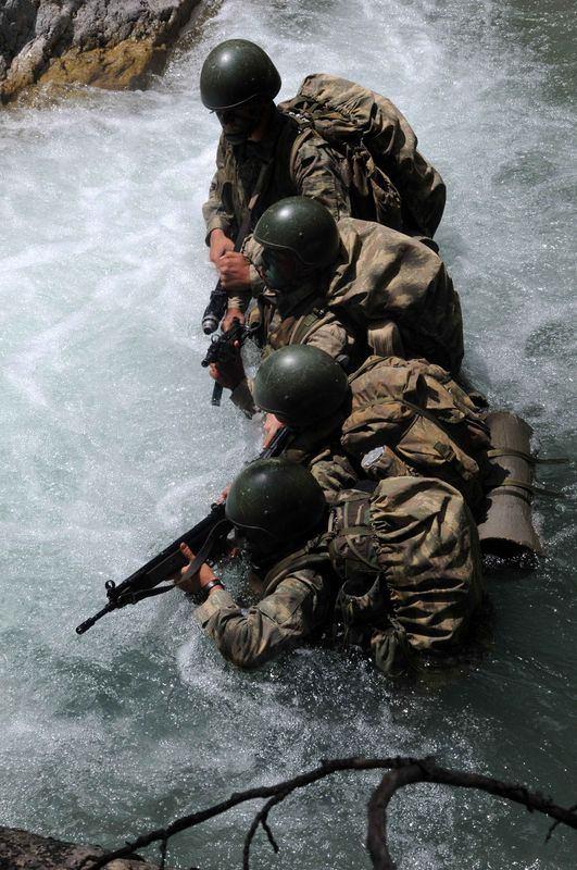 Su debisinin ok yksek olduu ve iddeti nedeniyle byk ukurlarn olutuu noktalar kayalara baladklar iplerle aan komandolar, saatlerce sren 6 kilometrelik kanyon geiini tamamladktan sonra dmann lojistik ssn imha etmek iin gnein son klarn bekledi.