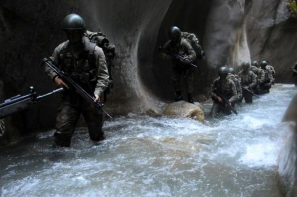ndikleri blgede keif yapan komandolar, dman kuvvetlerine fark edilmeden hedeflerine baarl ekilde ulamak iin normal bir askerin gemesinin imkansz olduu noktalar kullanmaya karar verdi.