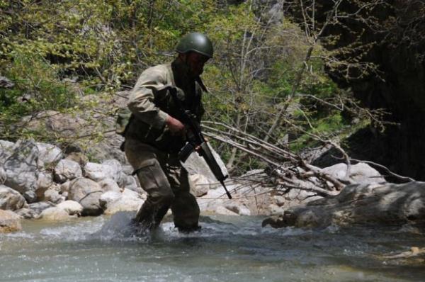 Srtlarnda tadklar 40 kilogramlk anta ve tehizatlar ile 450 kilometre civarnda yol kat eden komandolar, yaklak 60 metre ykseklikteki uurumdan kanyona, eitim aamasnda rendikleri ileri daclk yntemini kullanarak ulat.