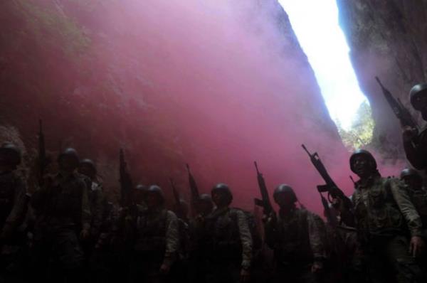 Her yl sadece bir kez dzenlenen Komando htisas Kursu'nun ikinci aamasnda "Kara komando harekat"na katlan, tamam subay ve astsubay olan kursiyerler, 4 hafta boyunca psikolojik ve fiziksel testlerden geti.