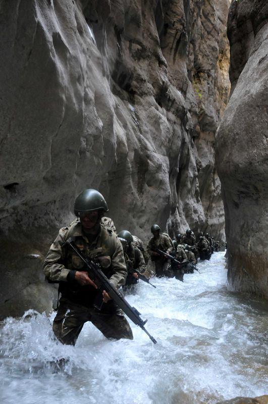 Trkiye'nin yan sra 16 lkeden gnlllk esasna gre komando olmak iin Eirdir'e gelen askerler, g, cesaret ve kararllk gerektiren "Derin kar ve iddetli souklarda muharebe harekat"na k dneminde katld.