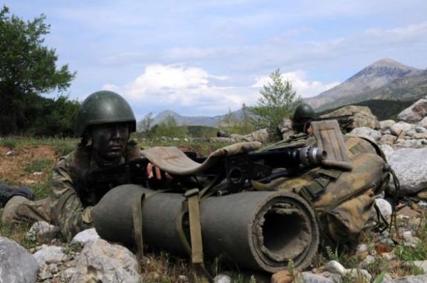 Komutanln Karaburun blgesinde bulunan ve daclk konusunda dnyann en byk eitim kulesine ileri daclk teknikleri ile kan komandolar, 76 metredeki kuleden eitli yntemlerle indikten sonra ayn blgedeki zel parkurlar geti.