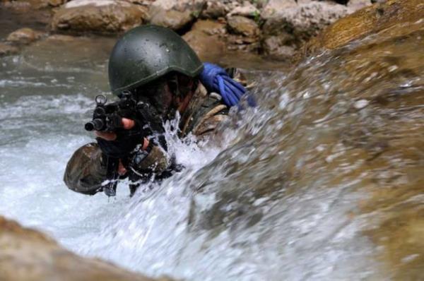 Kk birlik harekat iin uygun arazi yapsnda konulu Da Komando Okulu'nda taktik ve teknik eitimlerini tamamlayan, korkularn yenen ve her trl arazi artlarndan rahatlkla geme yetenei kazanan komandolar, ulatklar son seviyenin testi olan ve 21 gn sren "Kara komando harekatnn tatbikat safhas"n Burdur, Antalya, Konya ve Isparta snrlarn iine alan 20 bin kilometrekarelik alanda yapt.