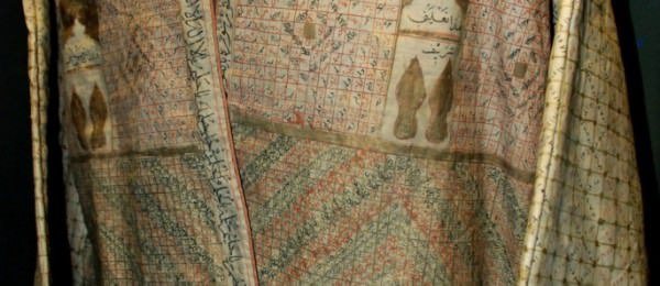 Bir gn fel geirir ve vcudunun yars tutmaz olur.. Bu kasideyi yazar ve Allah'tan Peygamber hatr iin ifa umar..iirin bittii gece, lm-i Ledn Sultann ryasnda grr ve Kasideyi huzurunda okur.. Uyandnda felcin getiini hayretle grr ve eli tutar, aya yrr..