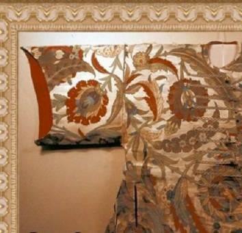 Tlsml kyafetler patiskadan yaplm kumalarla tasarlanyordu. 90 civarndaki tlsml kyafet iinde sadece 2 tanesi farkl. Bunlardan biri atlastan dieri ise ipekten yaplma. Patiska kullanlmasnn sebebi zerine yaz yazlmas. nce ve kaygan bir tabakayla kaplanan bu patiska kyafetleri nakkalar belirlenen dua ve sembollerle beziyorlard. Haliyle de bu tlsml kyafetler asla ykanmyordu. Zira ykandnda zerindeki dua ve semboller yok oluyordu.