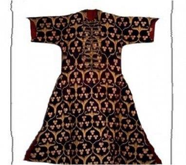 Tlsml kyafetler zerinde u ana kadar 55 sure tespit edildi. Bu kyafetlere en ok yazlan ise Fatiha suresi. Yasin hastalklara kar yaplyor ve genellikle de lm deindeki padiahlarn kyafetlerine ileniyor. Fetih suresi savaa kacak olan padiahlarn kyafetlerinde mutlaka yer alyor. Ayetel Krsi de belalardan koruduu iin yine sava kyafetlerinde ska kullanlyor. Felak ve Nas sureleri ise daha ok ruhsal hastalklarda gmleklere ilenmi.