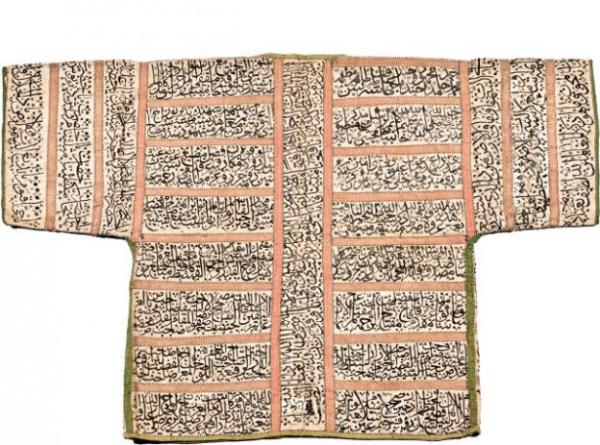 Padiahn giydii yakann ekli kaftan ekli gibi. Padiahlar bu kaftan culs ettiinde yani tahta kta giyiyor. Deerli bir kumatan yaplyor bu kaftanlar. Yakas krkle evrili. Bu yakalar nazara kar kullanlyordu.