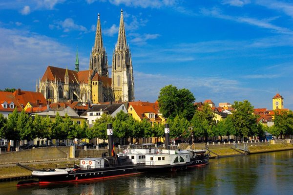 <p>ASLAN</p>  <p>Aslanlar sosyal yaam ve aktivitesi yksek olan, lks ve konforlu yerleri tercih etmeliler.</p>  <p>  Yksek nemli yerler salklarn olumsuz etkiler Antalya gibi.</p>  <p>  Dou illerinde zellikle i asndan parlama anslar yksektir.</p>  <p>  Adana, Diyarbakr, Malatya gibi.</p>  <p>  Hollanda, ngiltere, svire, talya ve Almanya tatil asndan mutlu eder.</p>  <p>  Sinema, tiyatro ve animasyonlar genel aktiviteleridir.</p>  <p>  Birok Aslan oyunculuk yeteneini tatil srasnda rahata aa karr.</p>