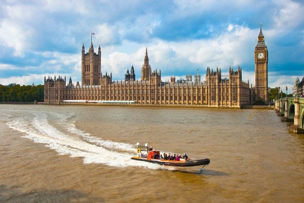 <p>BAAK</p>  <p>Baak burlar deer yarglarna ok nem verir.</p>  <p>  Bu yzden marjinal kltrlerin bulunduu yerlerde kendilerini mutsuz hissederler.</p>  <p>  Birok Baak aslnda doduu yerden daha uzak yerlerde yaamak ister.</p>  <p>  zellikle kltr ve deer yarglarna sahip insan younluuna corafyadan ve iklimden daha ok dikkat etmeleri gerekir.</p>  <p>  talya ve Fransa hari tm Avrupa lkeleri tatil veya seyahat iin ok uygundur.</p>  <p>  zellikle ngiltere&#8217;de mutlu hissedebilirler.</p>  <p>  Bir ok Baak aratrma yapmay tercih etse de onlar en ok mutlu edebilecek aktivite aslnda doa dzenlemeleri ile ilgili olabilir.</p>