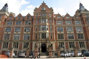 10 - London School Of Economics     <br>    Okuldan 11 milyarder mezun oldu.