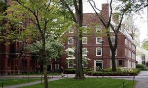 1-Harvard niversitesi      <br>    En nemli mezunlar, ABD Bakan Barack Obama, George W. Bush, John F. Kennedy, ve Theodore Roosevelt bulunmaktadr.