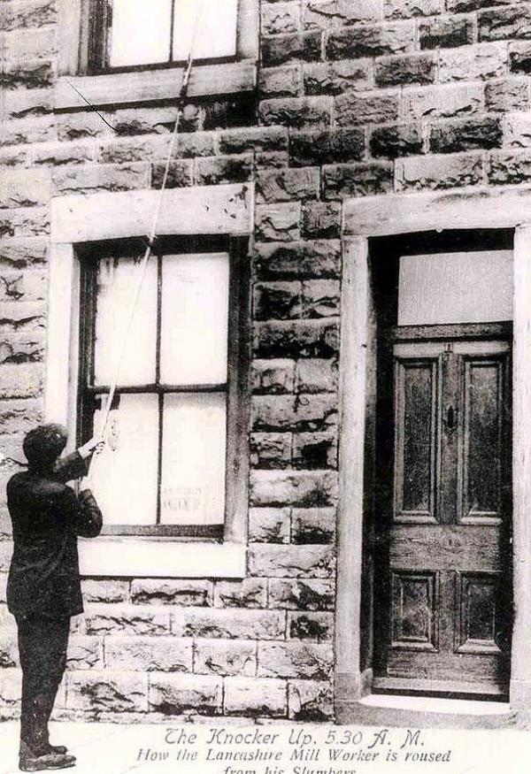 Gnmzn alar saatleriydi diyebiliriz. Para karlnda insanlar sabah uyandran kimselerdi.