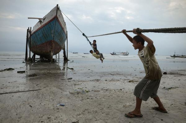 Endonezya'daki Sulawesi Adasnda Mutlu ocuklar