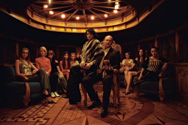 Kendi Gemisine Kurduu Harem ve Moskoval adam