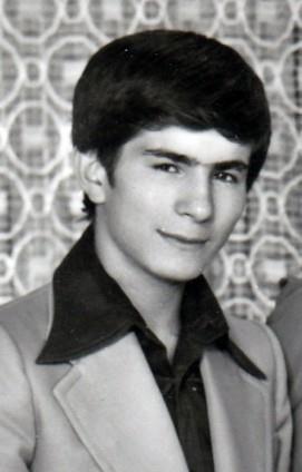 Anadolu Ajans, 19 Mays Atatrk' Anma, Genlik ve Spor Bayram dolaysyla, Babakan Ahmet Davutolu ile bakanlarn genlik fotoraflarn derledi.   <br>  Fotorafta Babakan Ahmet Davutolu'nun genlik hali grlyor.