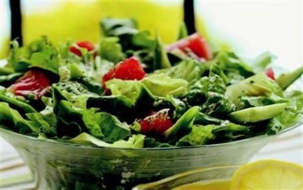 14) Salata ve sebze tabaklarna sos veya eklenen malzemeleri kalorisiz gibi deerlendirip bol kullanmak